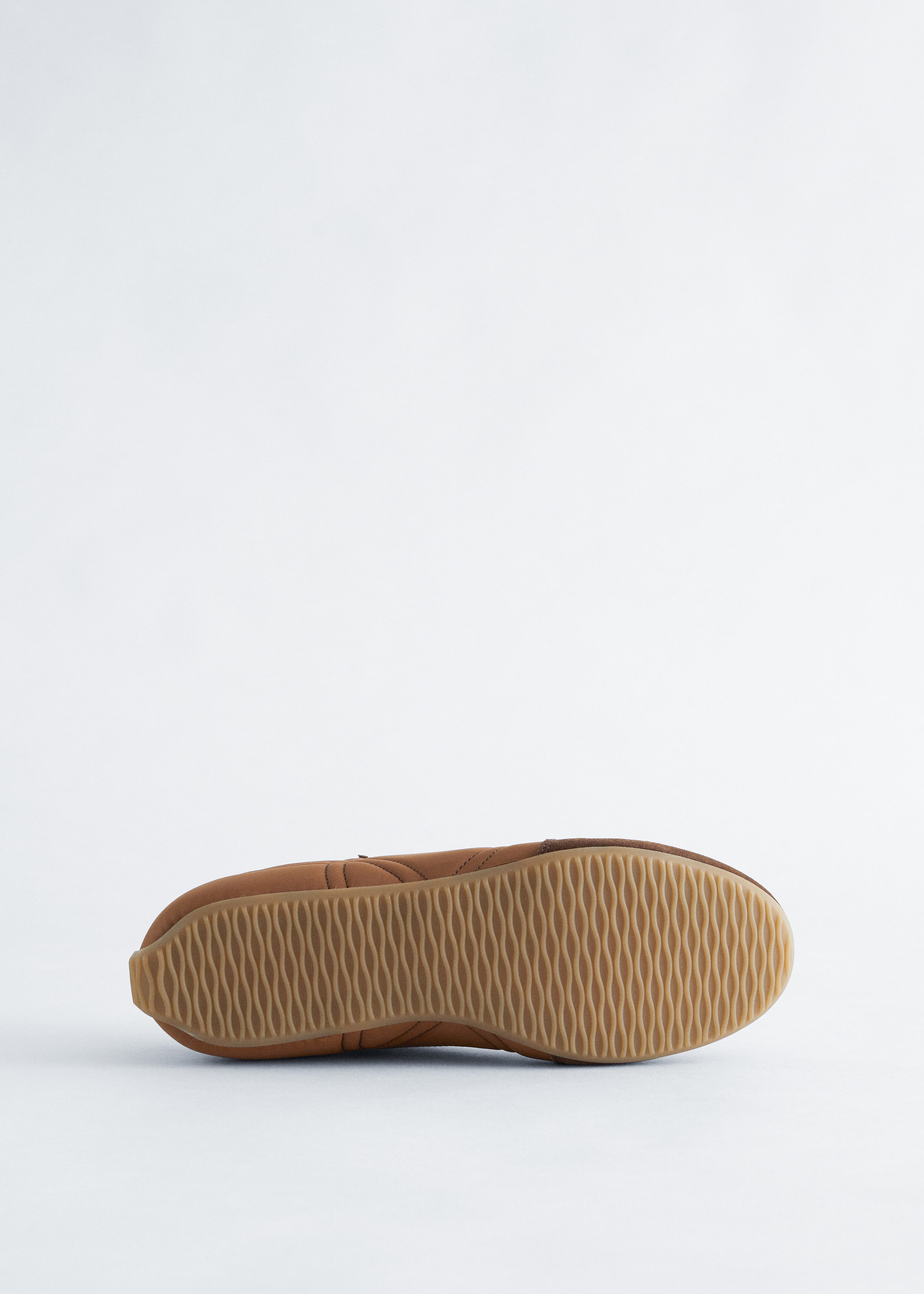 앤아더스토리즈 스웨이드 디테일 트레이너의 브라운컬러 Detail입니다.