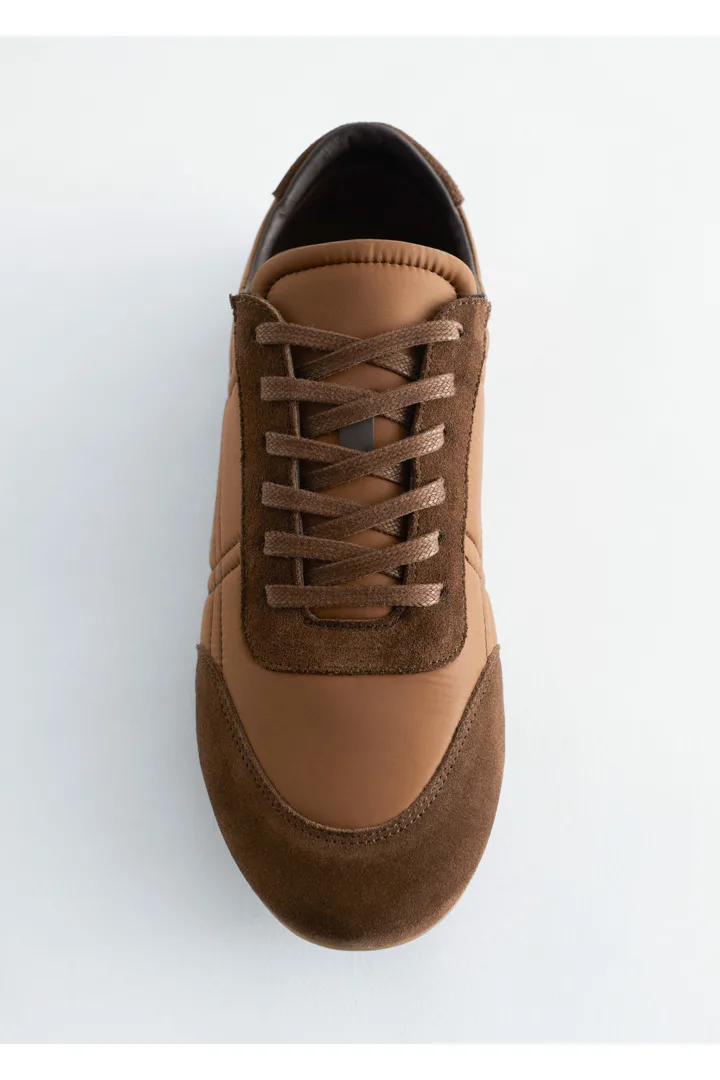 앤아더스토리즈 스웨이드 디테일 트레이너의 브라운컬러 Detail입니다.