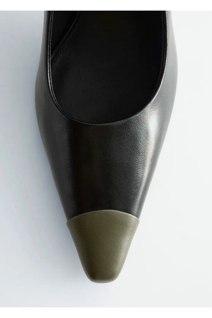 앤아더스토리즈 컬러 블록 레더 펌프스의 블랙 그린컬러 Product입니다.