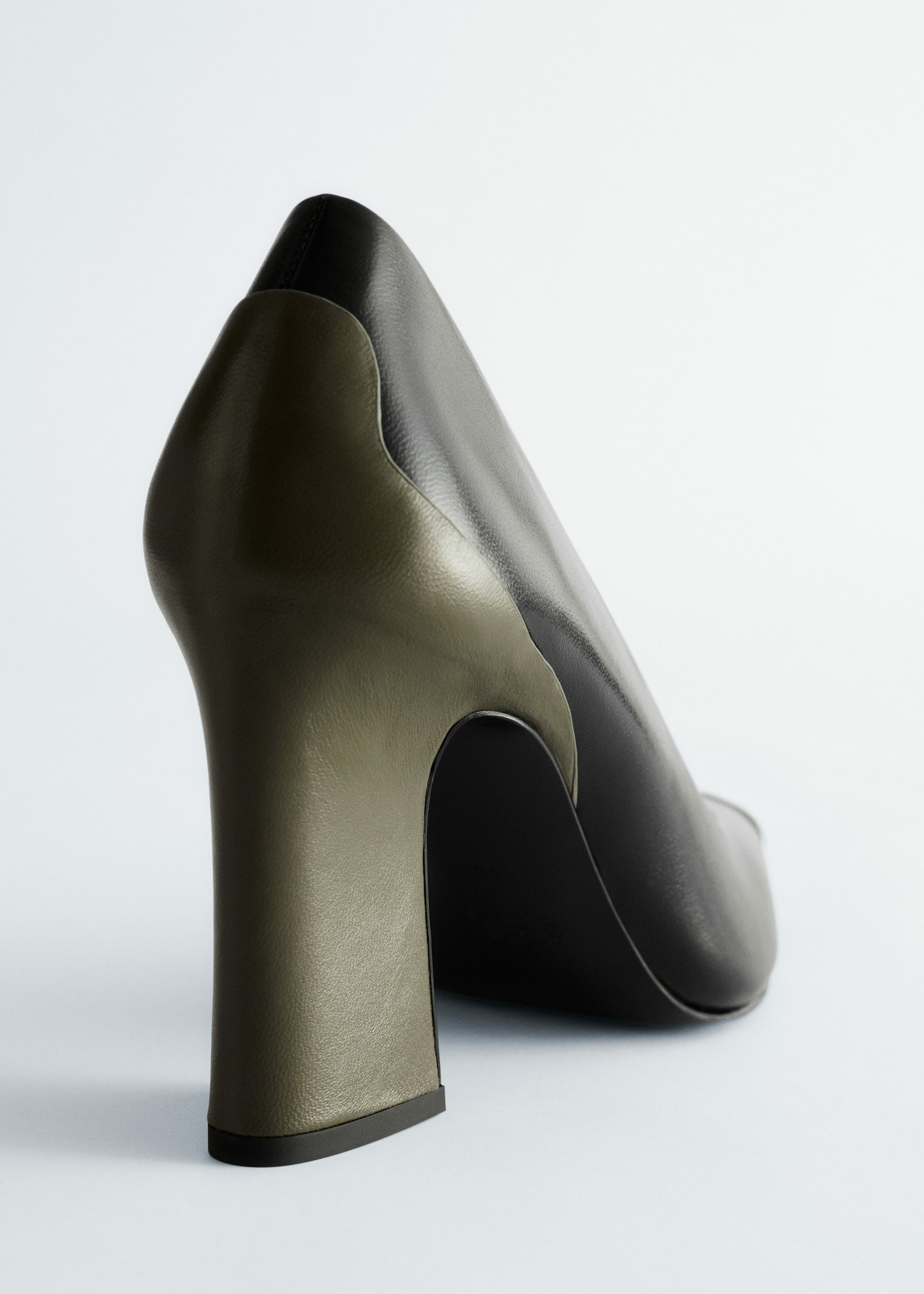 앤아더스토리즈 컬러 블록 레더 펌프스의 블랙 그린컬러 Product입니다.