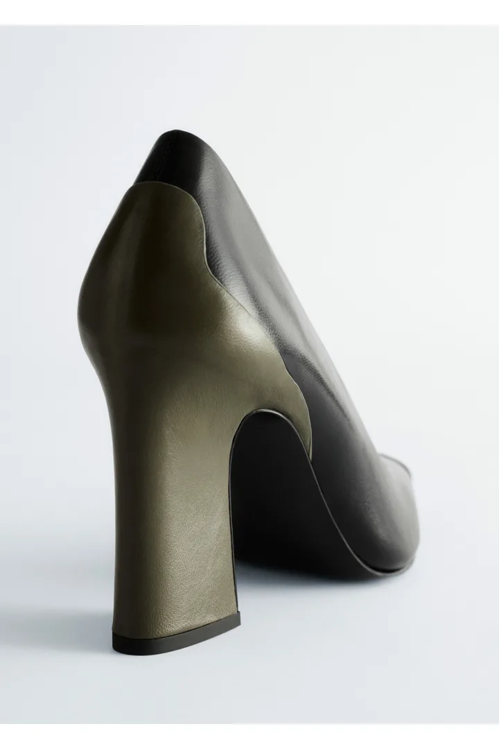 앤아더스토리즈 컬러 블록 레더 펌프스의 블랙 그린컬러 Product입니다.