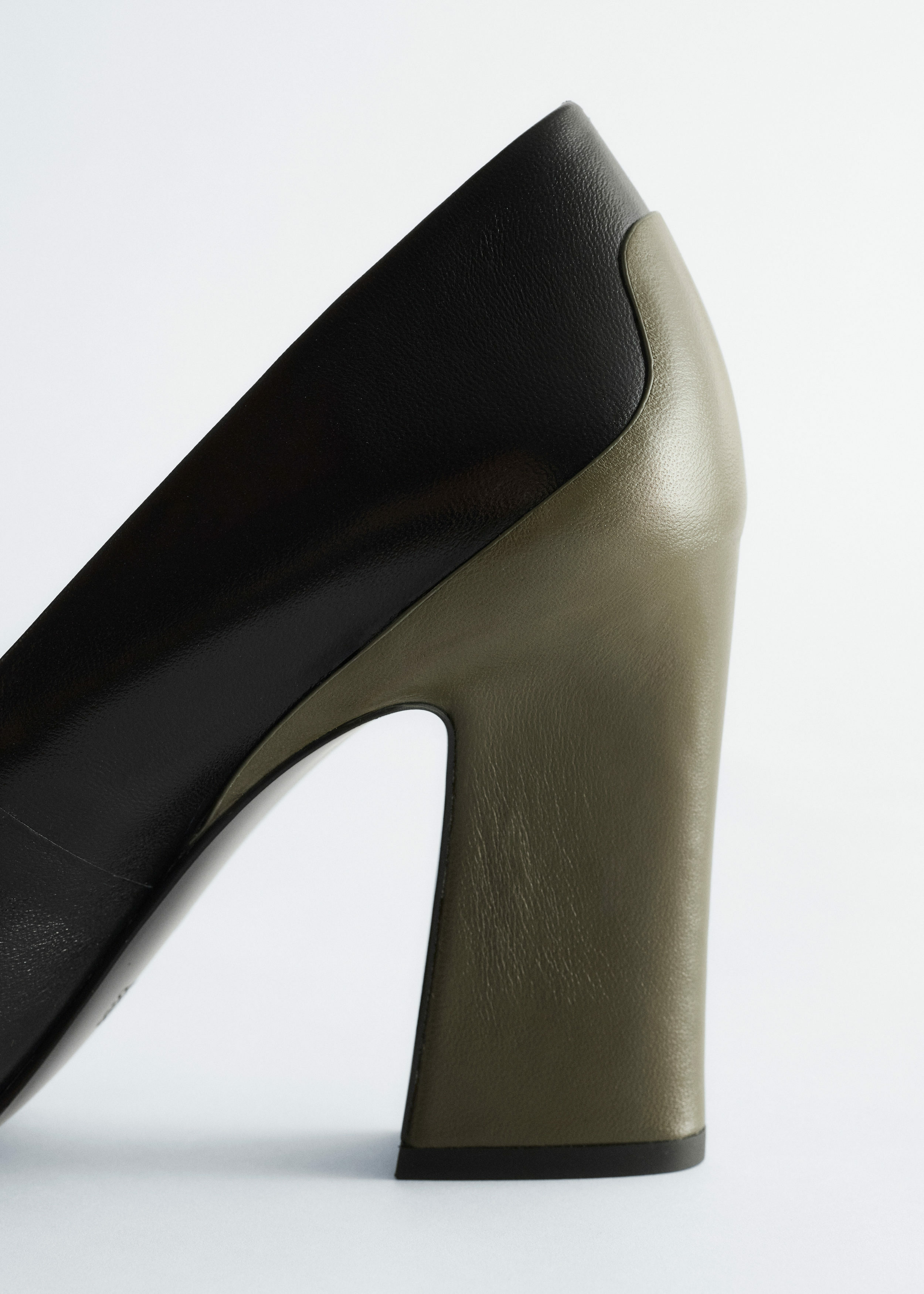 앤아더스토리즈 컬러 블록 레더 펌프스의 블랙 그린컬러 Product입니다.