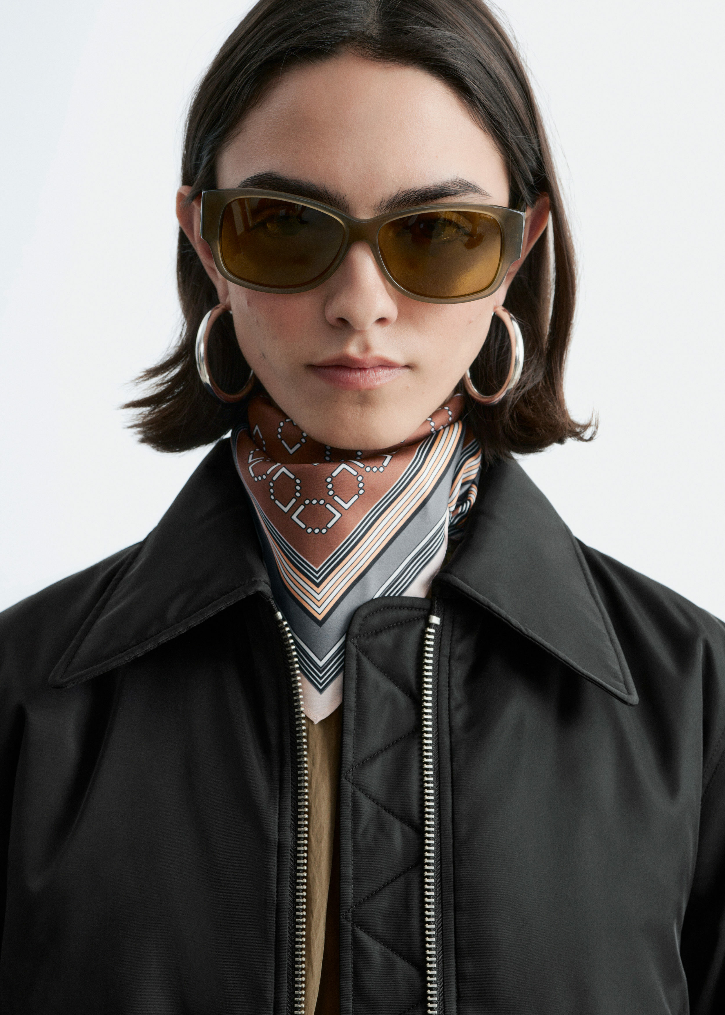 앤아더스토리즈 크롭트 보머 재킷의 블랙컬러 ECOMLook입니다.