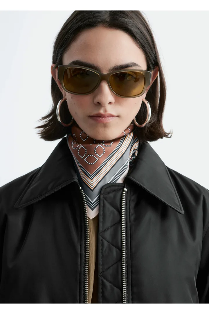 앤아더스토리즈 크롭트 보머 재킷의 블랙컬러 ECOMLook입니다.