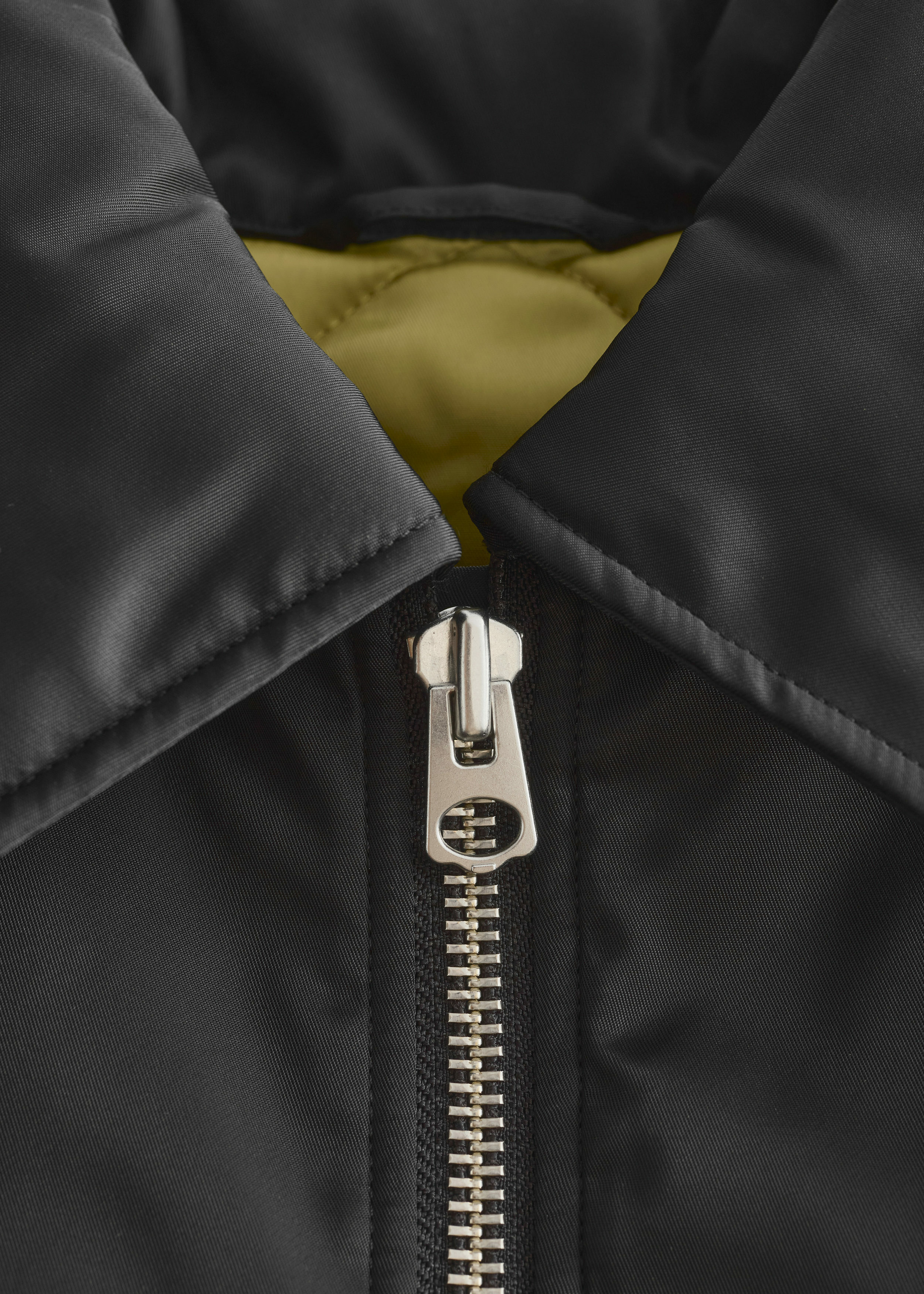 앤아더스토리즈 크롭트 보머 재킷의 블랙컬러 Detail입니다.