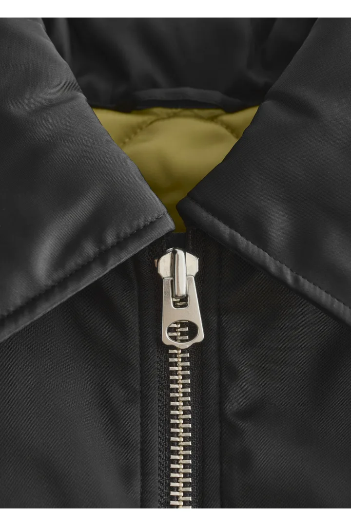 앤아더스토리즈 크롭트 보머 재킷의 블랙컬러 Detail입니다.