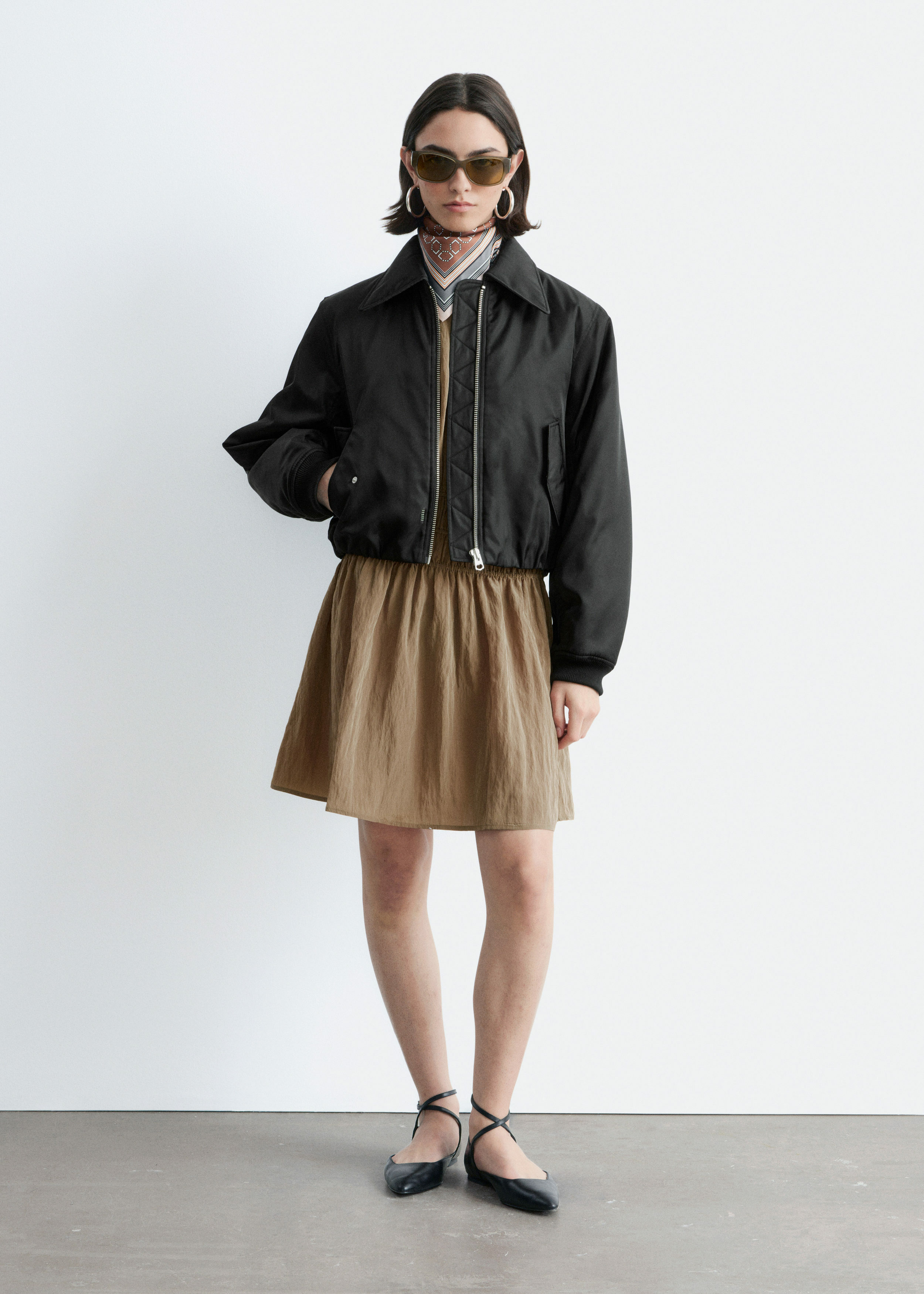 앤아더스토리즈 크롭트 보머 재킷의 블랙컬러 ECOMLook입니다.