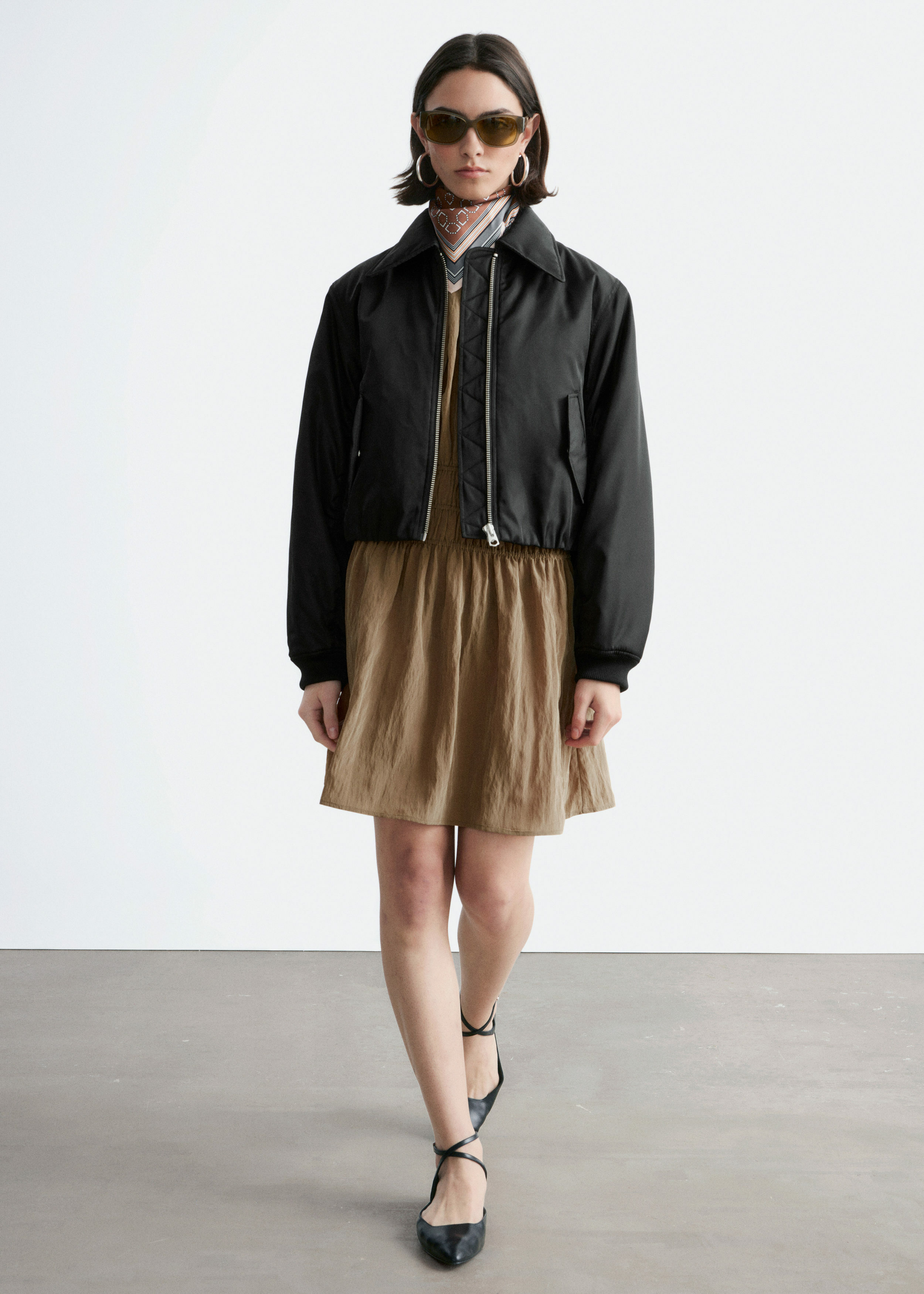 앤아더스토리즈 크롭트 보머 재킷의 블랙컬러 ECOMLook입니다.