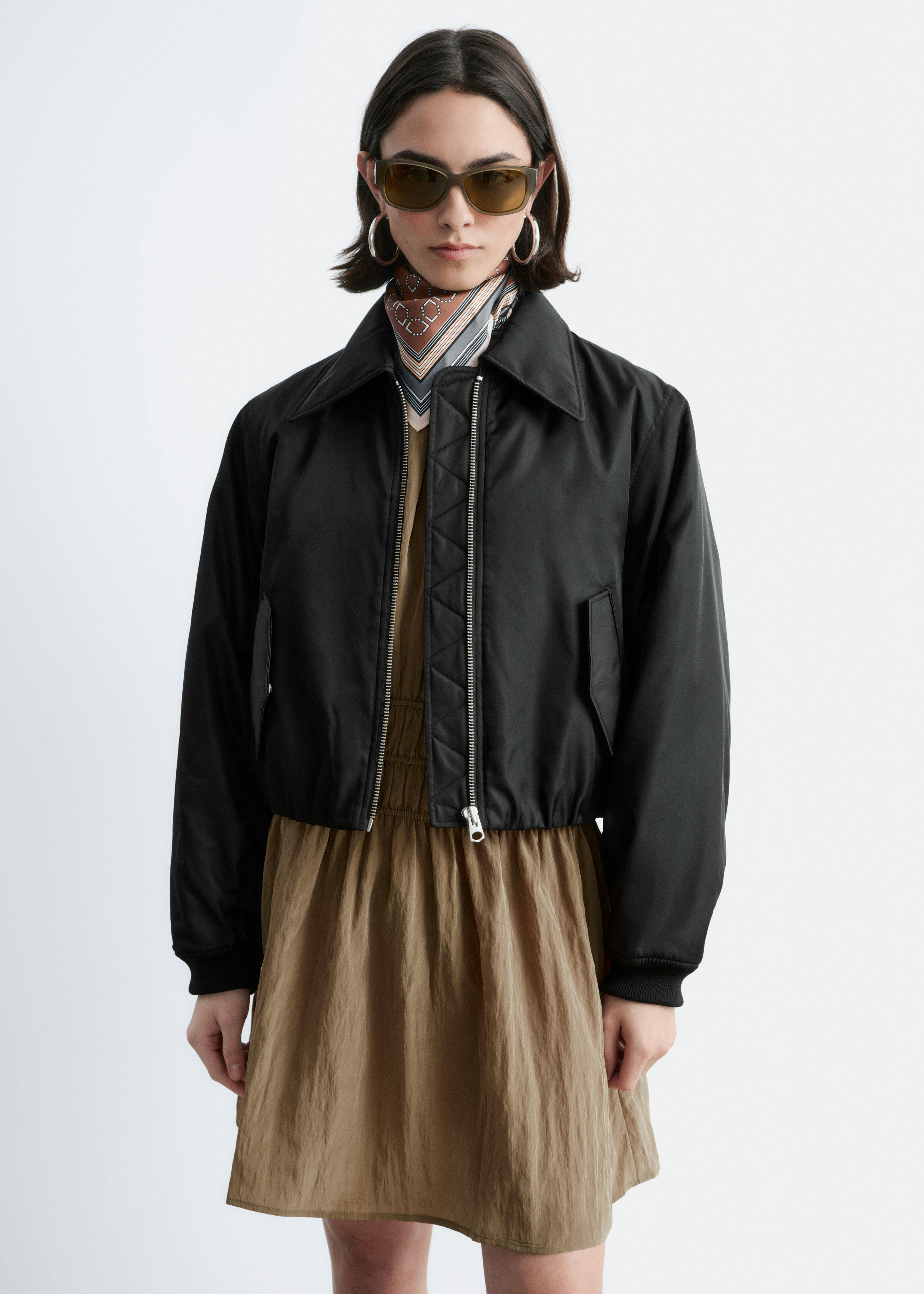 앤아더스토리즈 크롭트 보머 재킷의 블랙컬러 ECOMLook입니다.