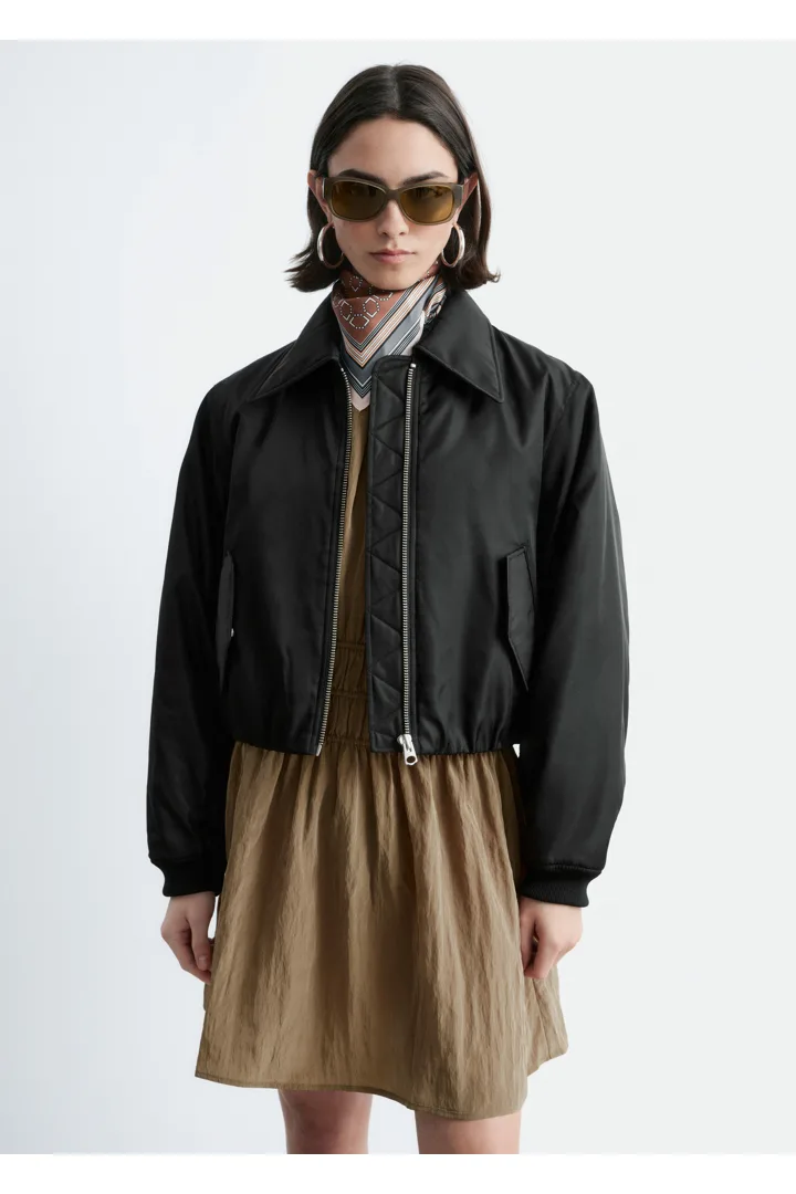 앤아더스토리즈 크롭트 보머 재킷의 블랙컬러 ECOMLook입니다.