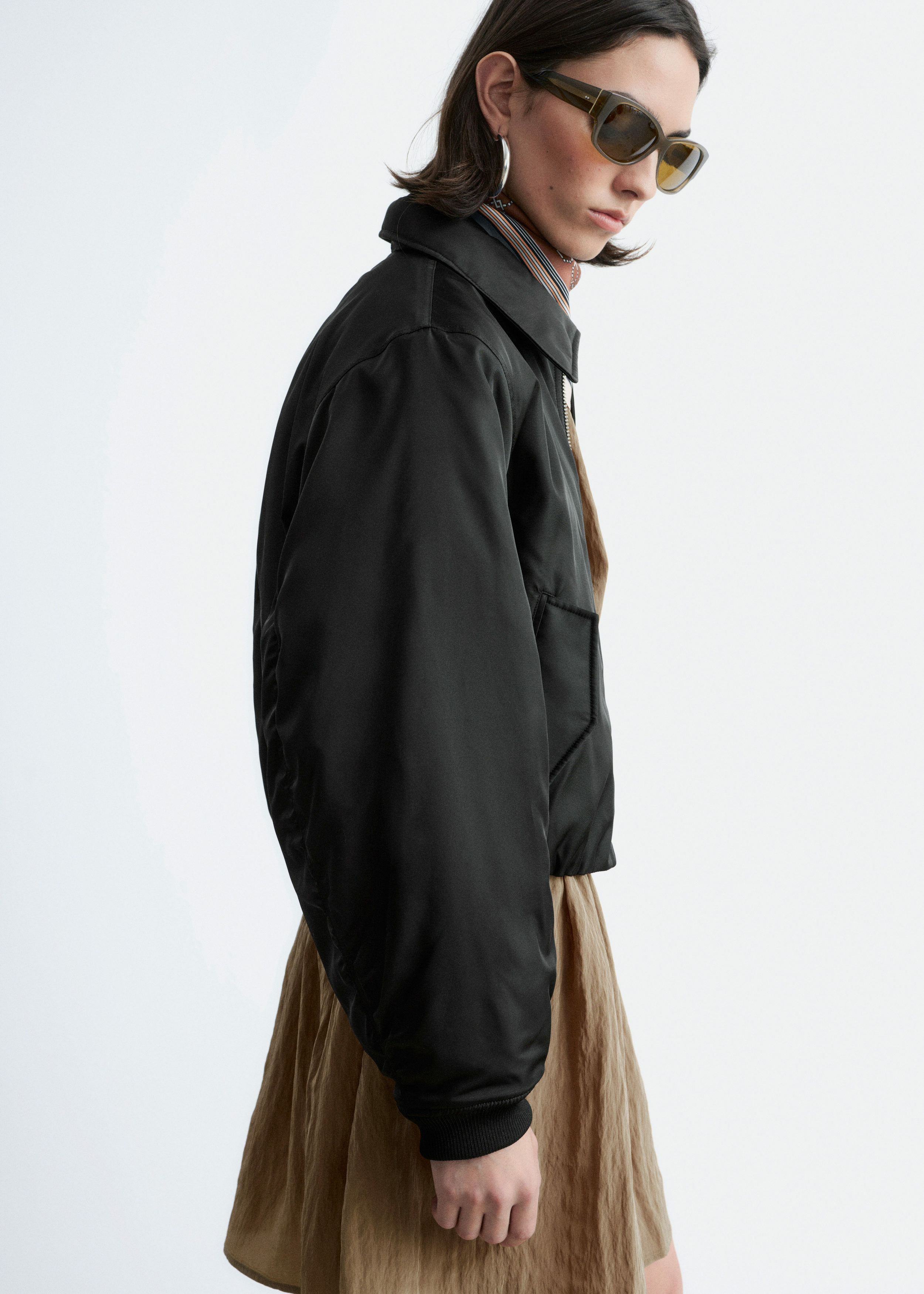 앤아더스토리즈 크롭트 보머 재킷의 블랙컬러 ECOMLook입니다.