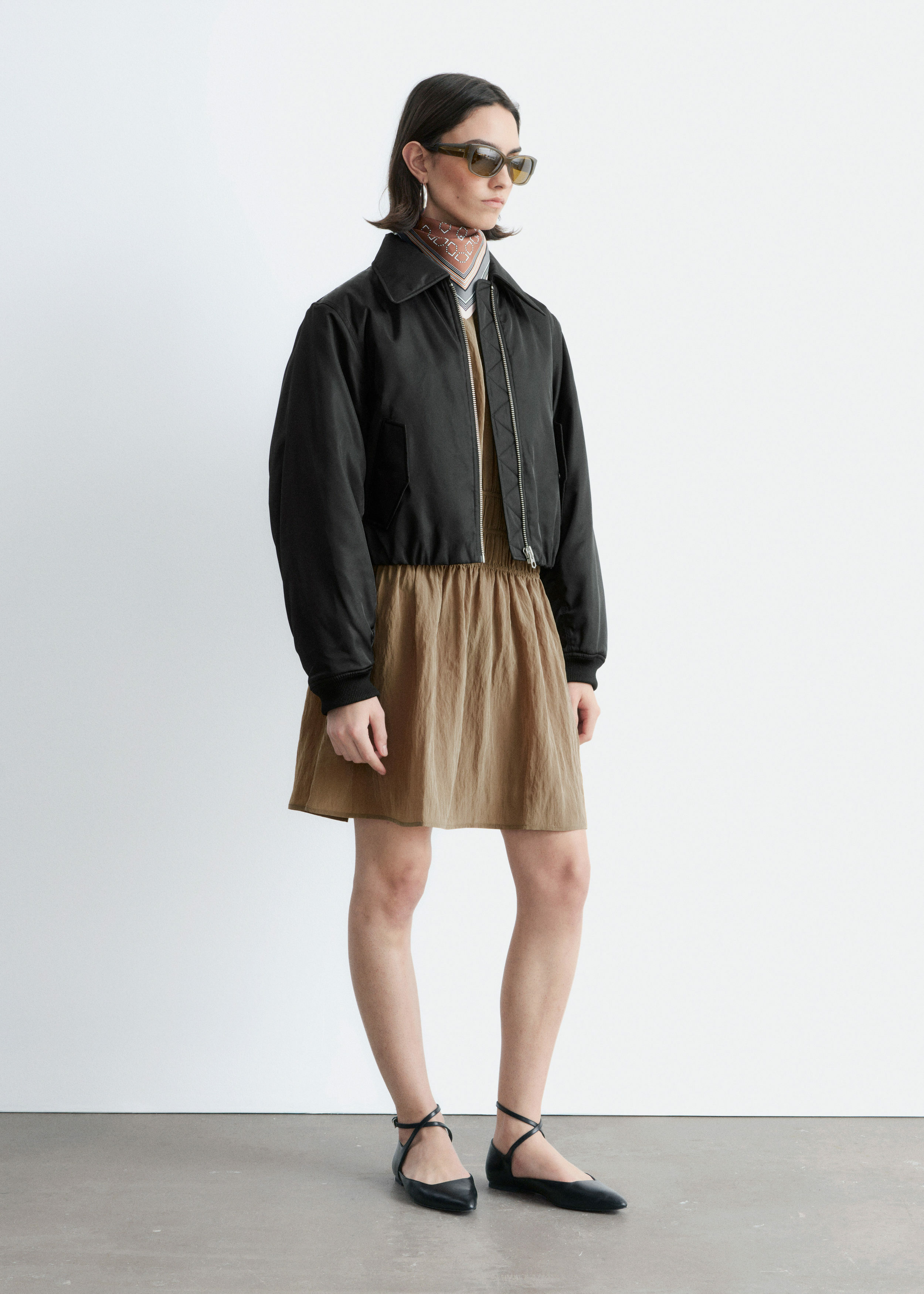 앤아더스토리즈 크롭트 보머 재킷의 블랙컬러 ECOMLook입니다.