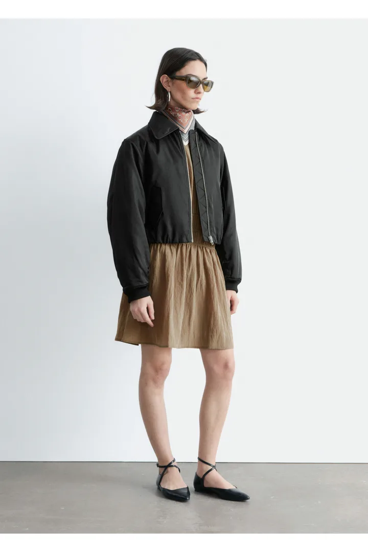 앤아더스토리즈 크롭트 보머 재킷의 블랙컬러 ECOMLook입니다.