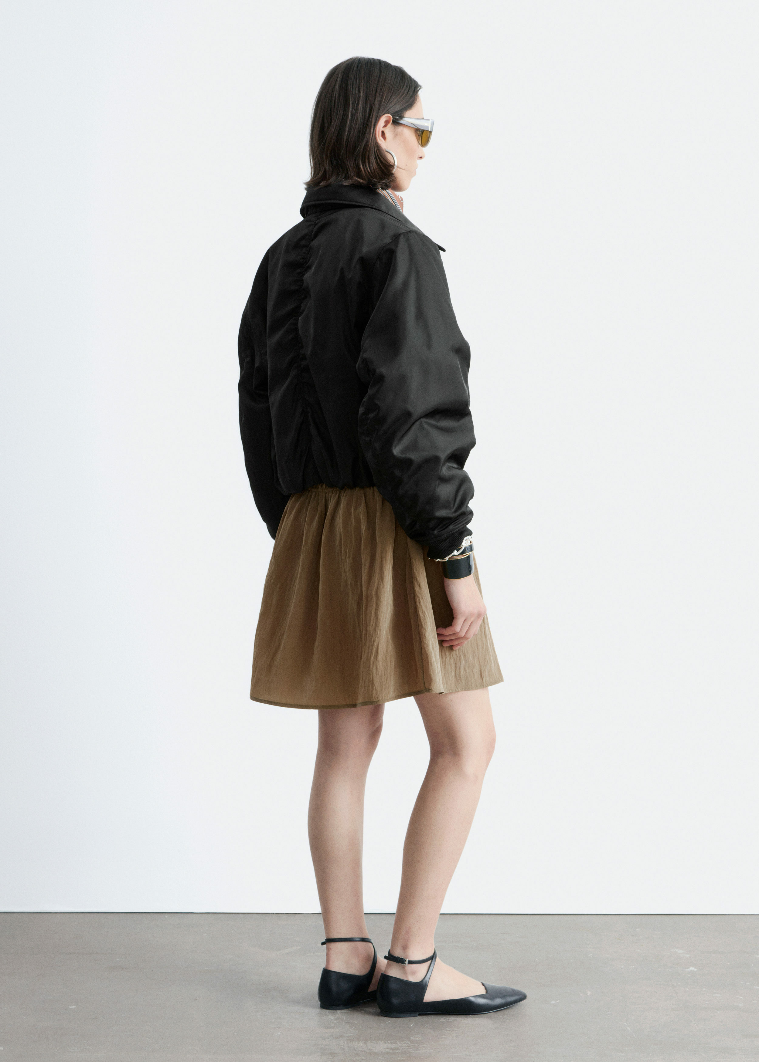 앤아더스토리즈 크롭트 보머 재킷의 블랙컬러 ECOMLook입니다.