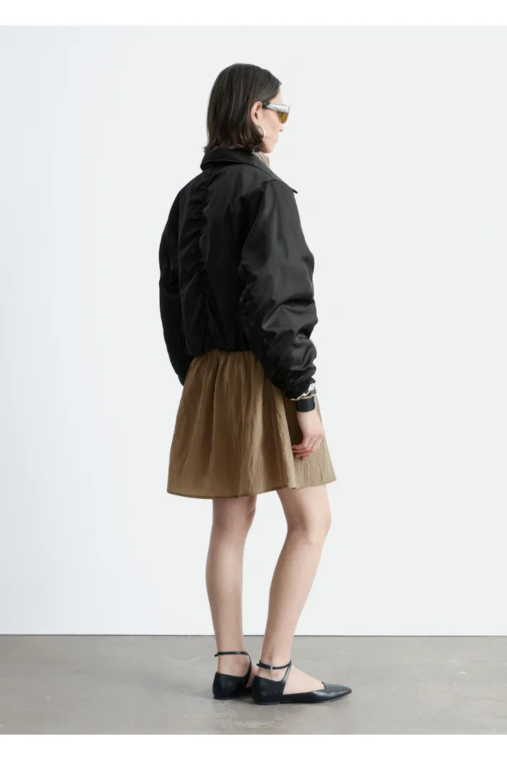 앤아더스토리즈 크롭트 보머 재킷의 블랙컬러 ECOMLook입니다.