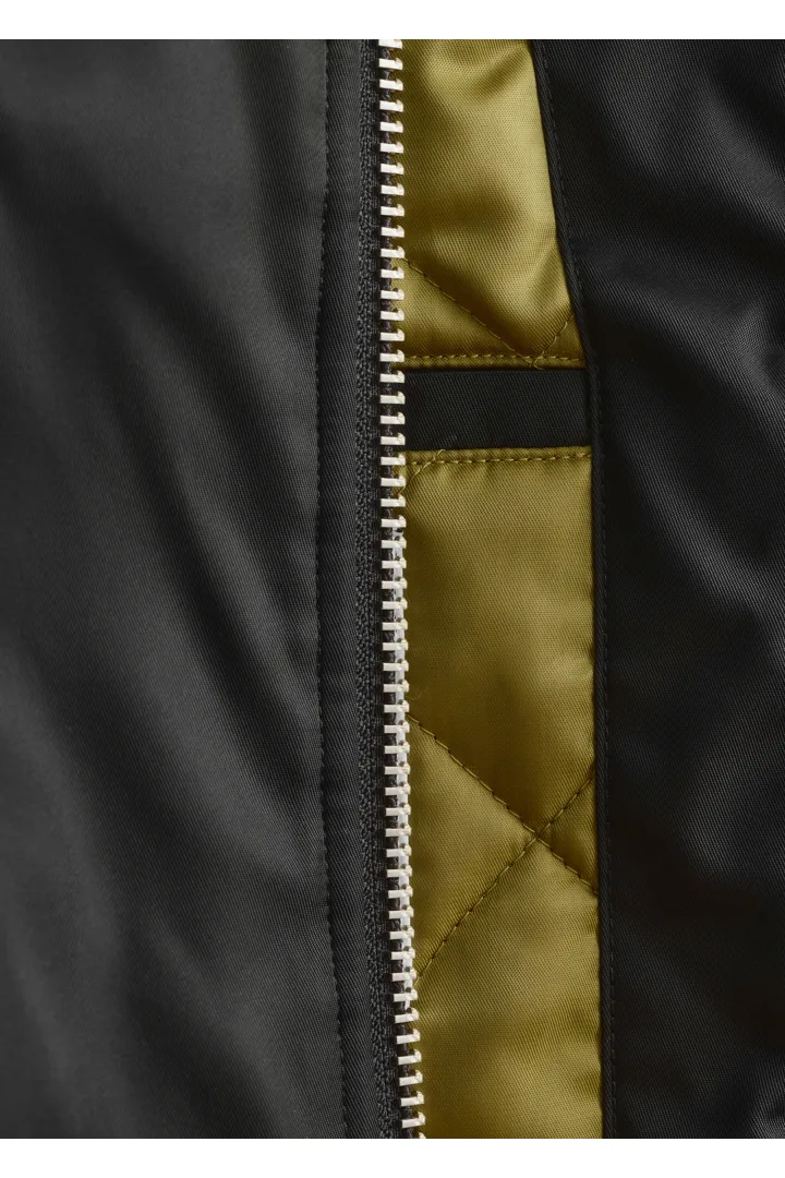 앤아더스토리즈 크롭트 보머 재킷의 블랙컬러 Detail입니다.