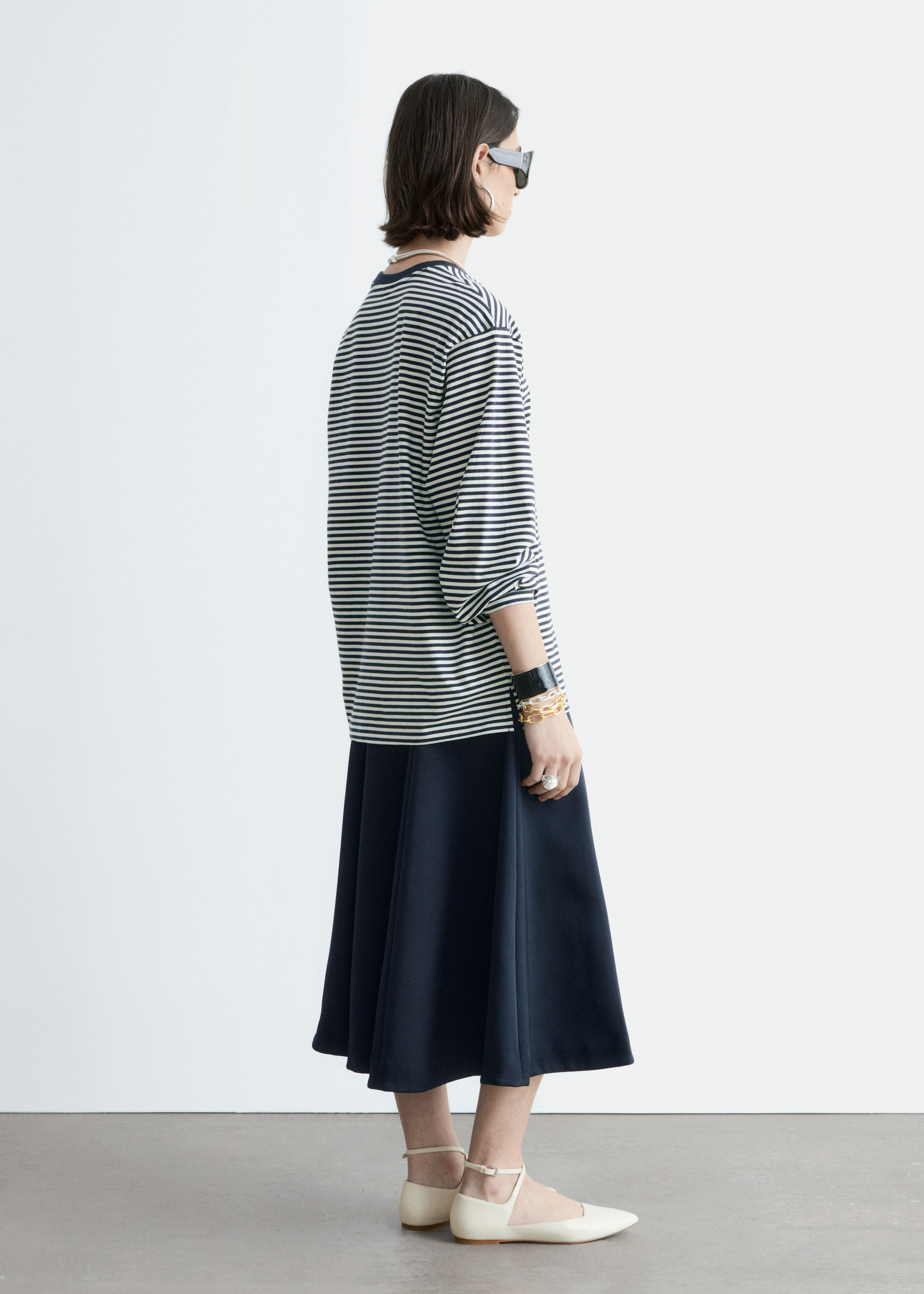 앤아더스토리즈 롱 슬리브 저지 탑의 마린 블루-화이트 스트라이프컬러 ECOMLook입니다.