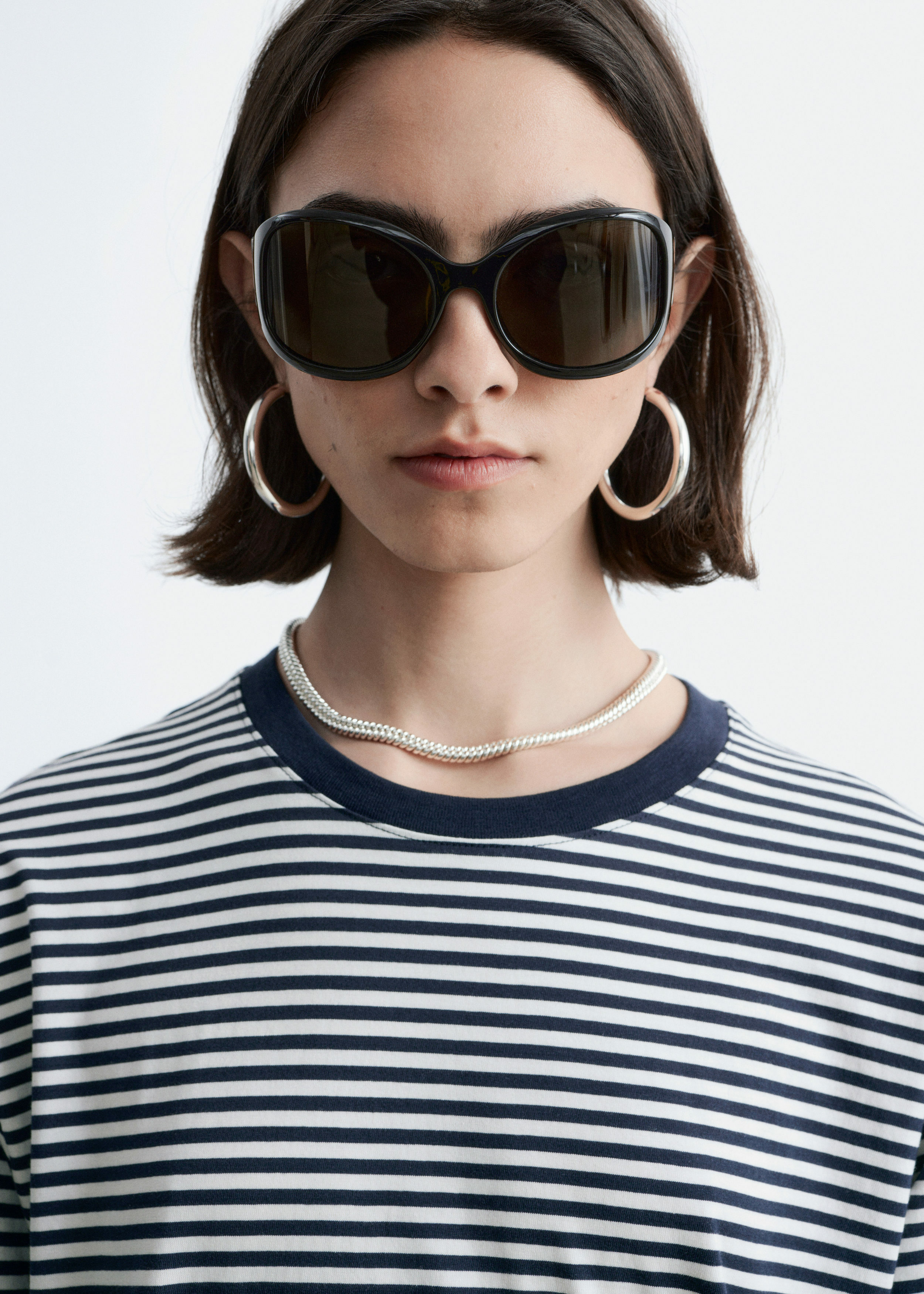 앤아더스토리즈 롱 슬리브 저지 탑의 마린 블루-화이트 스트라이프컬러 ECOMLook입니다.