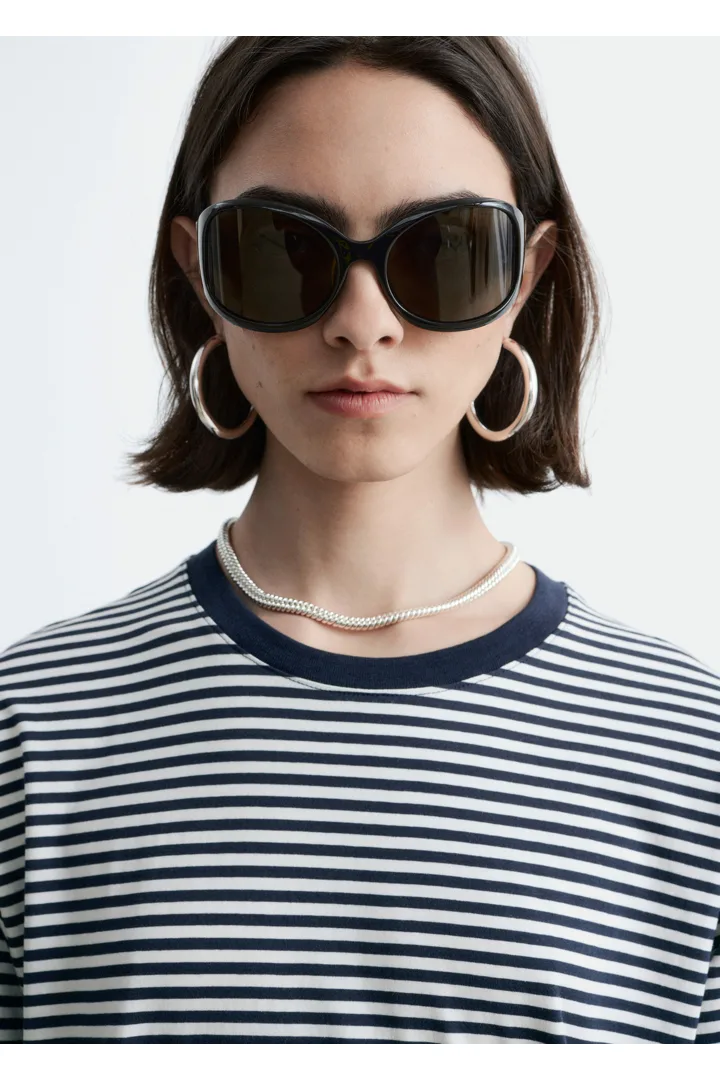 앤아더스토리즈 롱 슬리브 저지 탑의 마린 블루-화이트 스트라이프컬러 ECOMLook입니다.