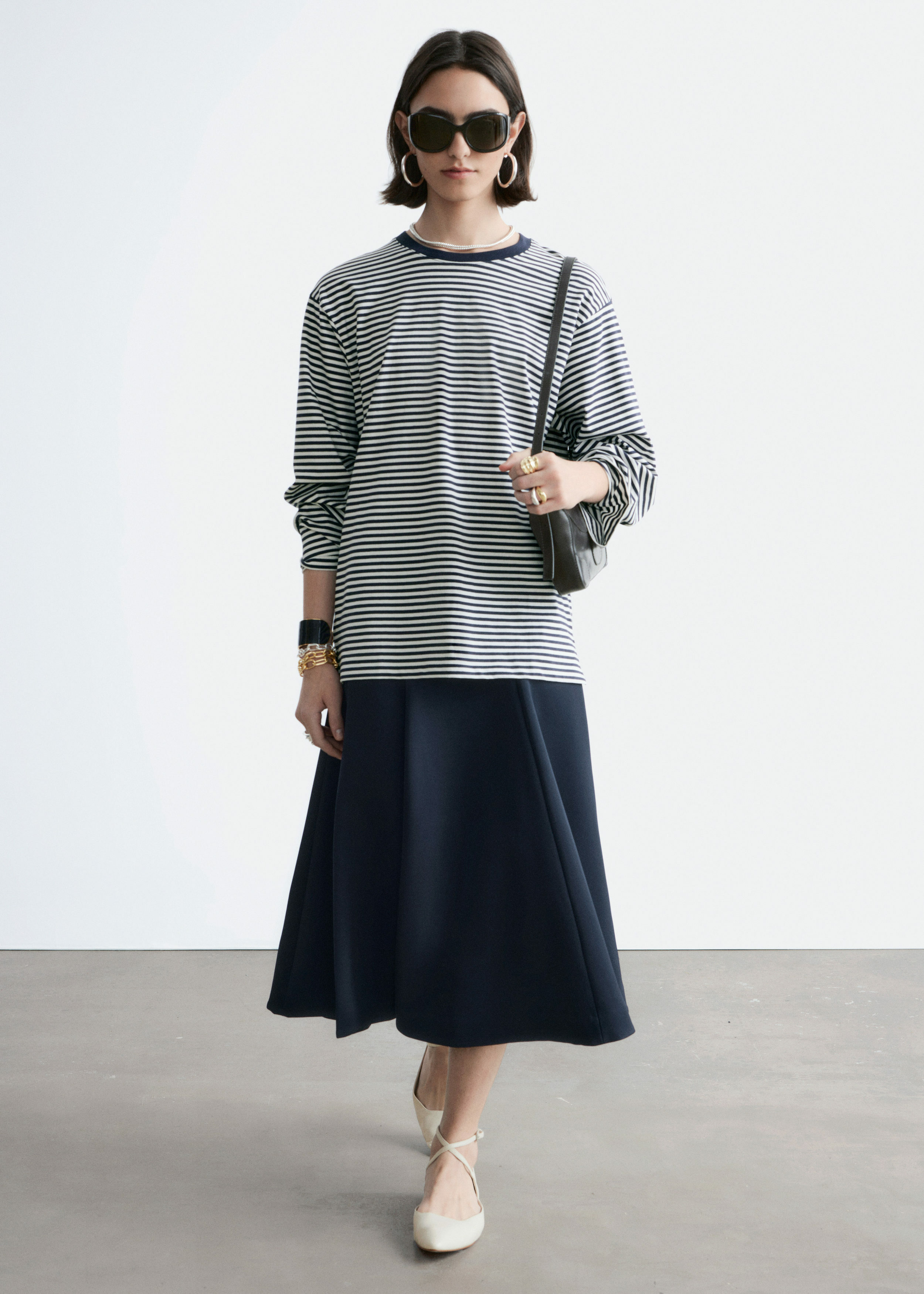 앤아더스토리즈 롱 슬리브 저지 탑의 마린 블루-화이트 스트라이프컬러 ECOMLook입니다.