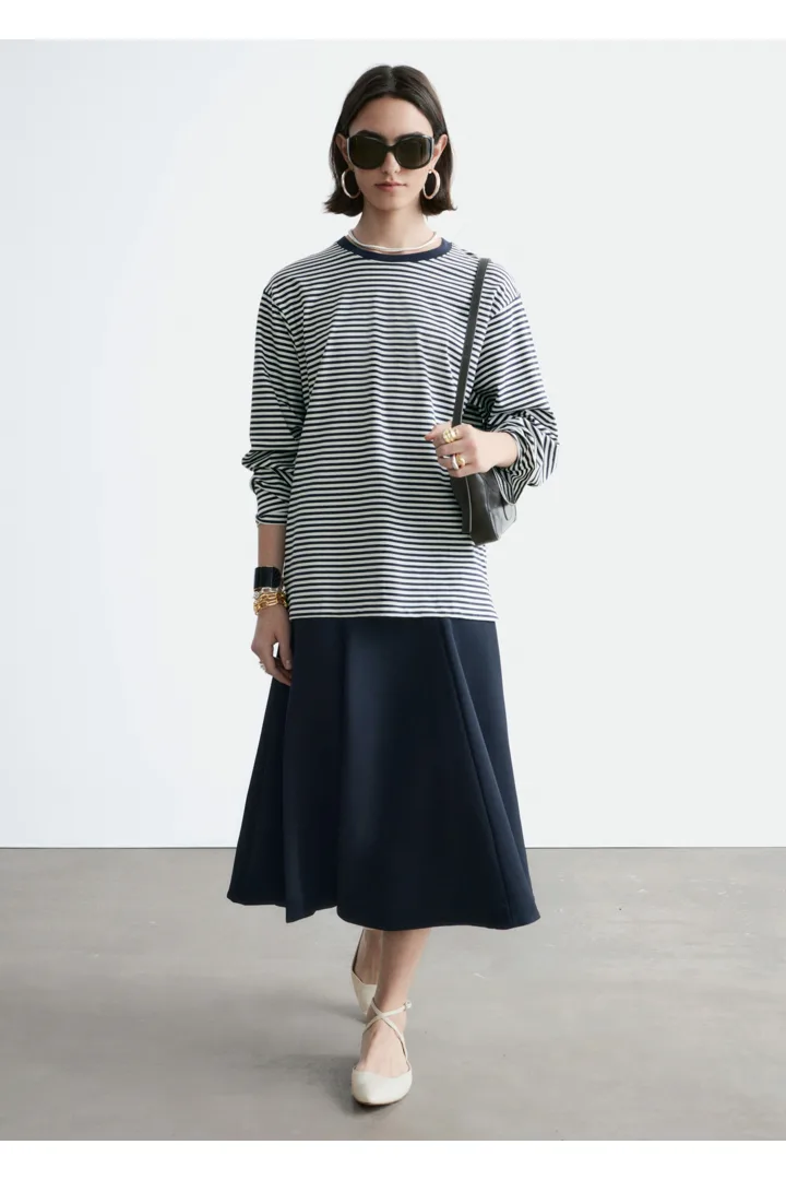 앤아더스토리즈 롱 슬리브 저지 탑의 마린 블루-화이트 스트라이프컬러 ECOMLook입니다.