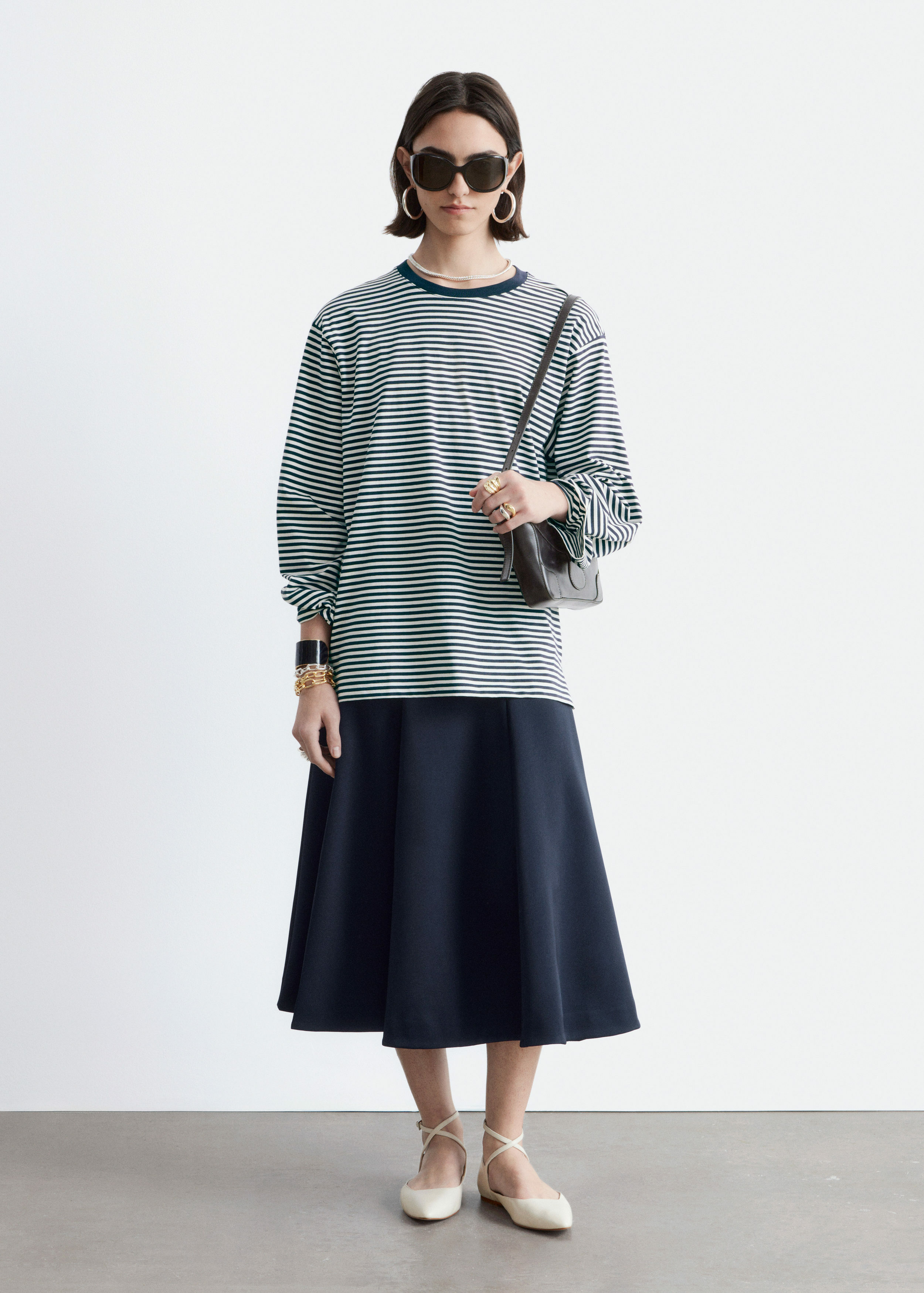 앤아더스토리즈 롱 슬리브 저지 탑의 마린 블루-화이트 스트라이프컬러 ECOMLook입니다.