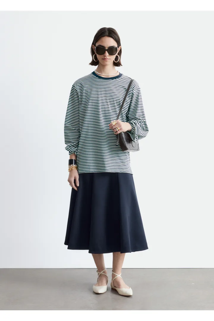 앤아더스토리즈 롱 슬리브 저지 탑의 마린 블루-화이트 스트라이프컬러 ECOMLook입니다.