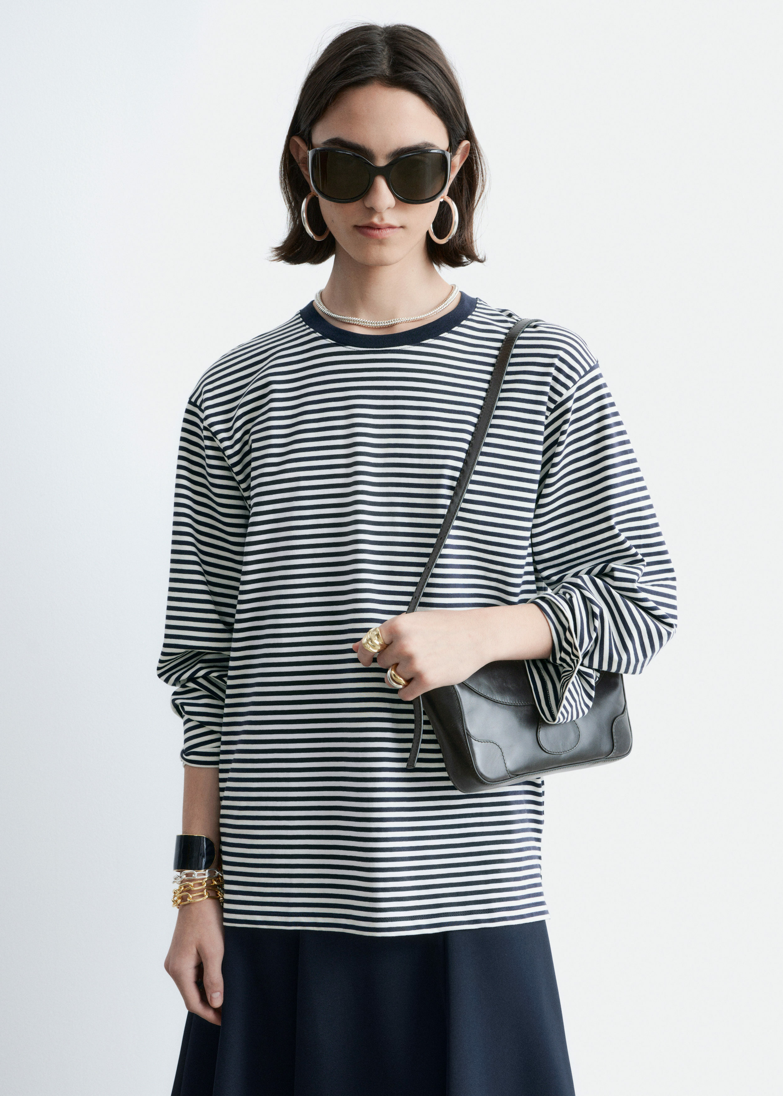 앤아더스토리즈 롱 슬리브 저지 탑의 마린 블루-화이트 스트라이프컬러 ECOMLook입니다.