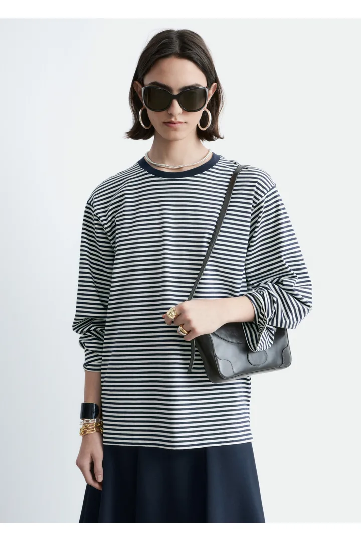 앤아더스토리즈 롱 슬리브 저지 탑의 마린 블루-화이트 스트라이프컬러 ECOMLook입니다.