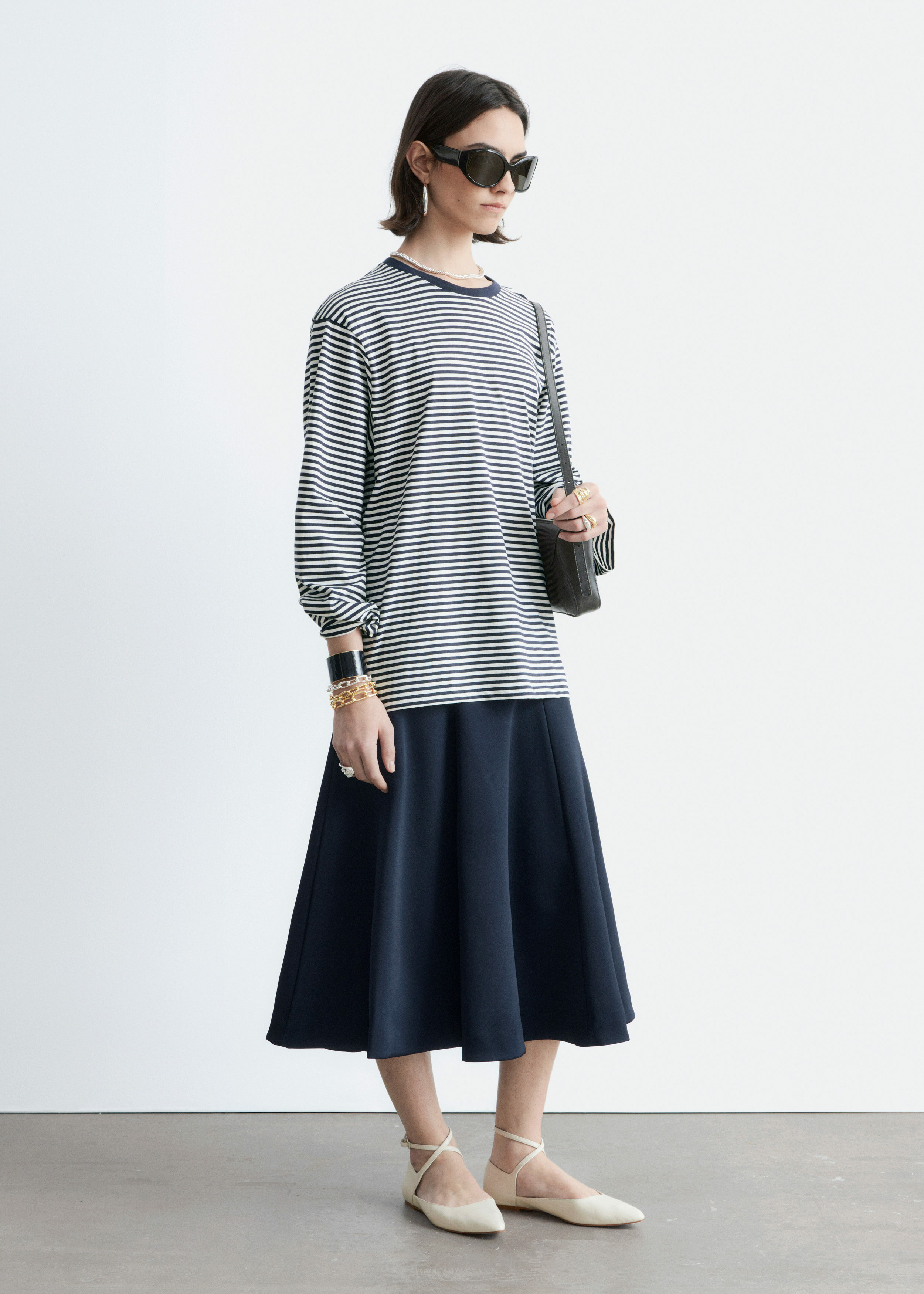 앤아더스토리즈 롱 슬리브 저지 탑의 마린 블루-화이트 스트라이프컬러 ECOMLook입니다.