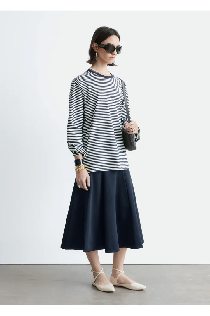 앤아더스토리즈 롱 슬리브 저지 탑의 마린 블루-화이트 스트라이프컬러 ECOMLook입니다.