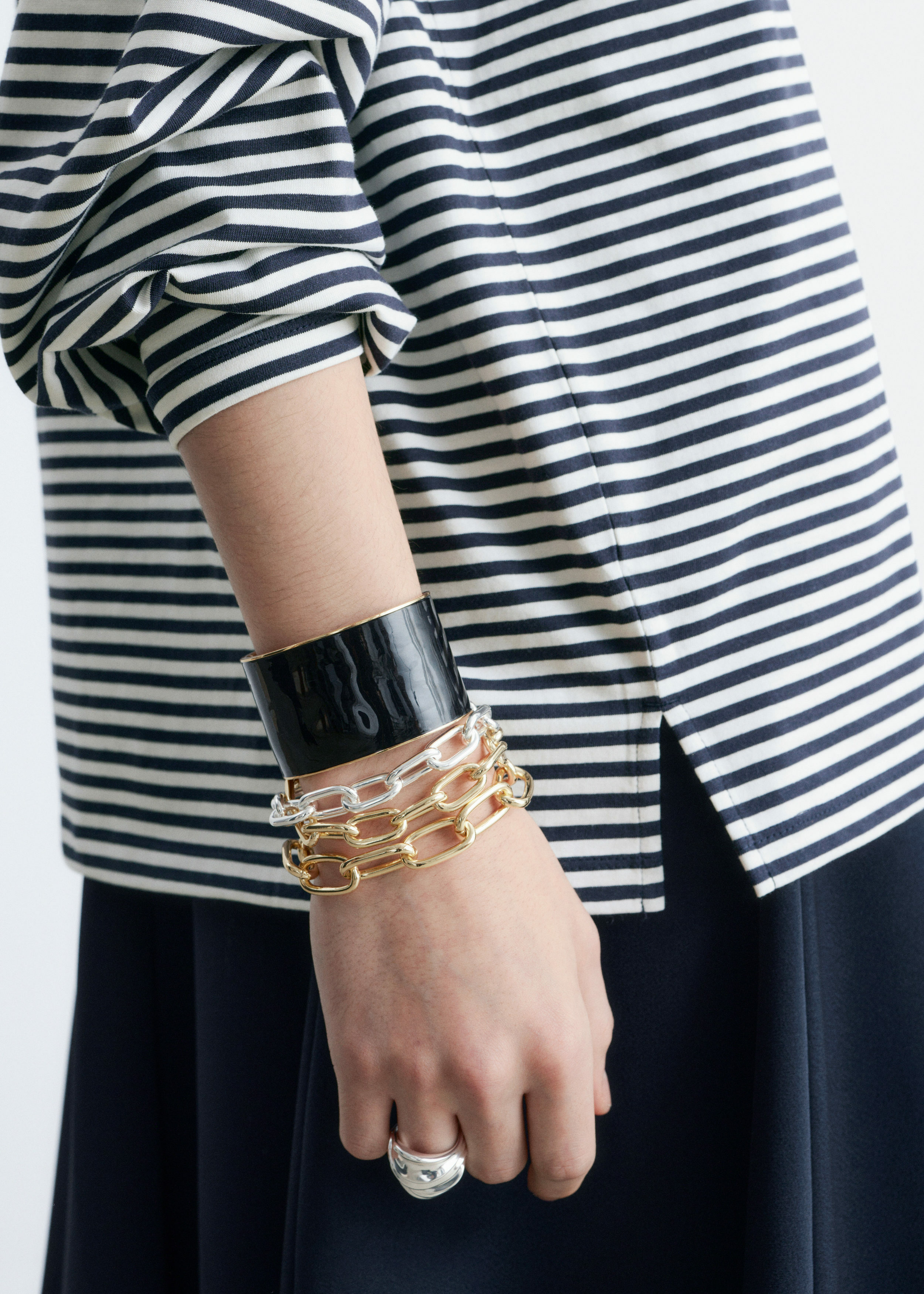 앤아더스토리즈 롱 슬리브 저지 탑의 마린 블루-화이트 스트라이프컬러 ECOMLook입니다.