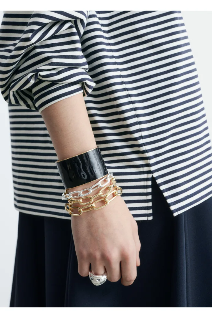 앤아더스토리즈 롱 슬리브 저지 탑의 마린 블루-화이트 스트라이프컬러 ECOMLook입니다.