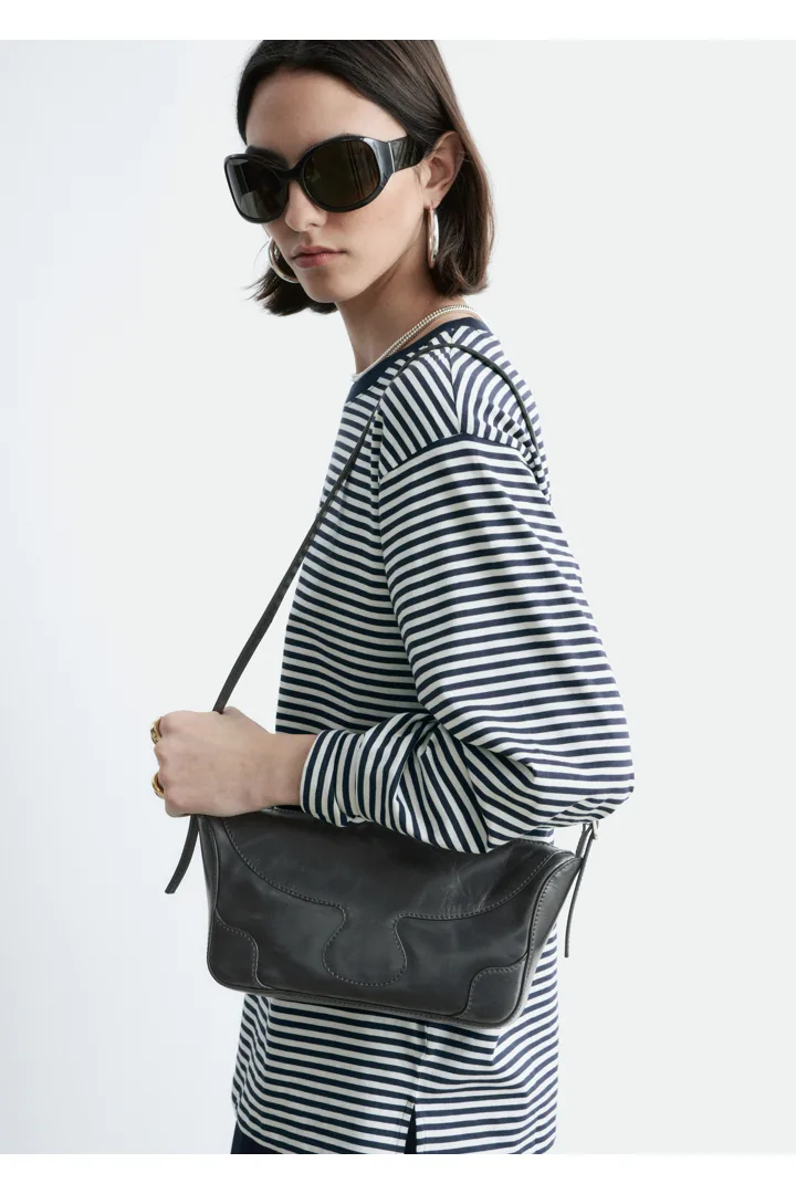 앤아더스토리즈 롱 슬리브 저지 탑의 마린 블루-화이트 스트라이프컬러 ECOMLook입니다.