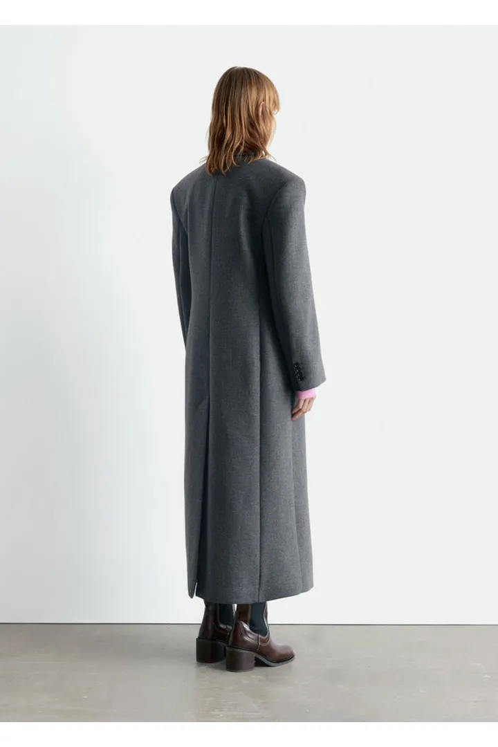 앤아더스토리즈 롱 울 코트의 그레이컬러 ECOMLook입니다.