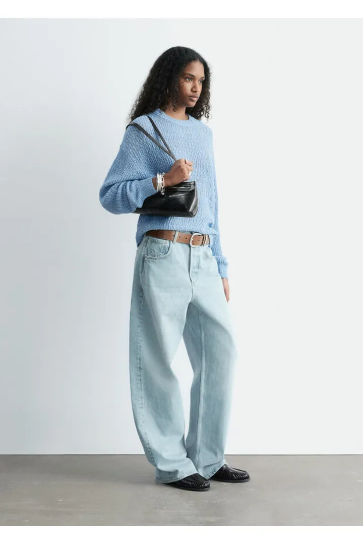 앤아더스토리즈 실크 블렌드 니트 스웨터의 블루컬러 ECOMLook입니다.