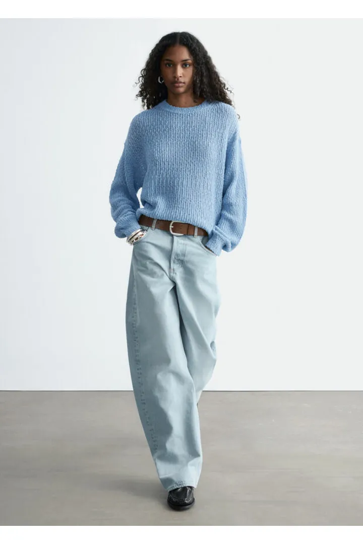 앤아더스토리즈 실크 블렌드 니트 스웨터의 블루컬러 ECOMLook입니다.