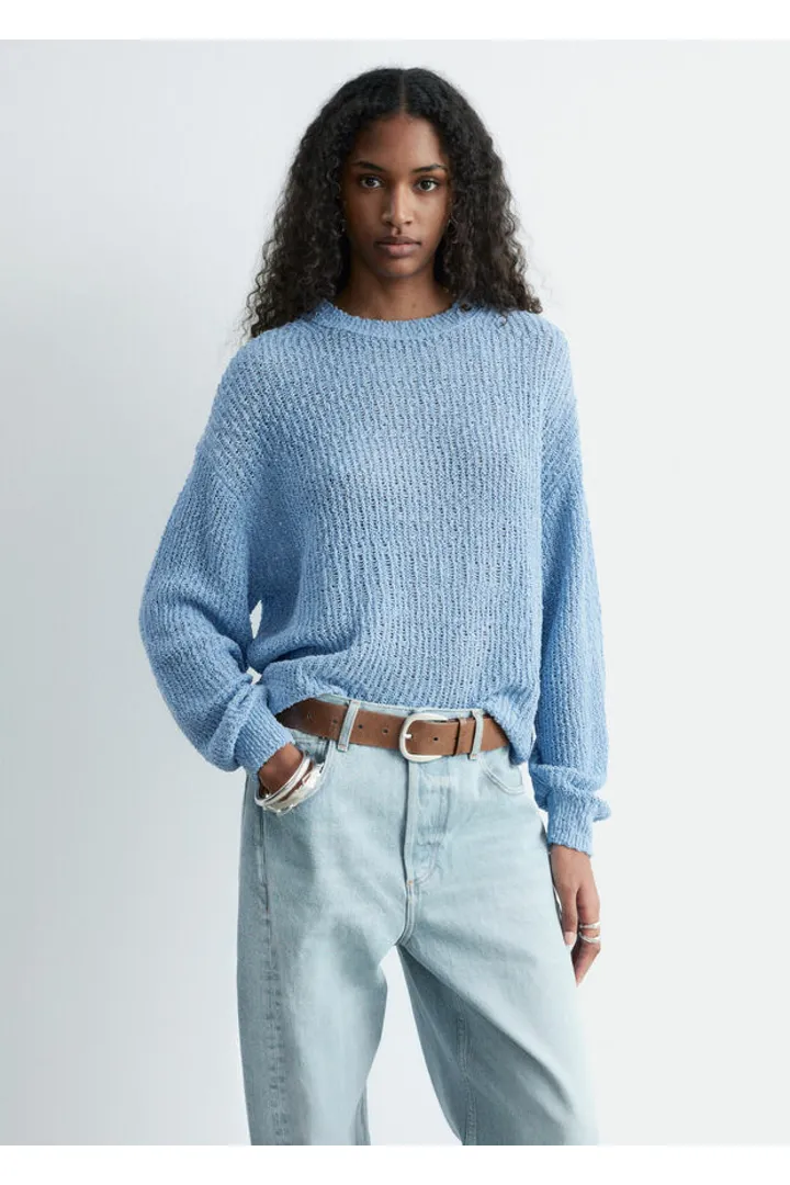 앤아더스토리즈 실크 블렌드 니트 스웨터의 블루컬러 ECOMLook입니다.