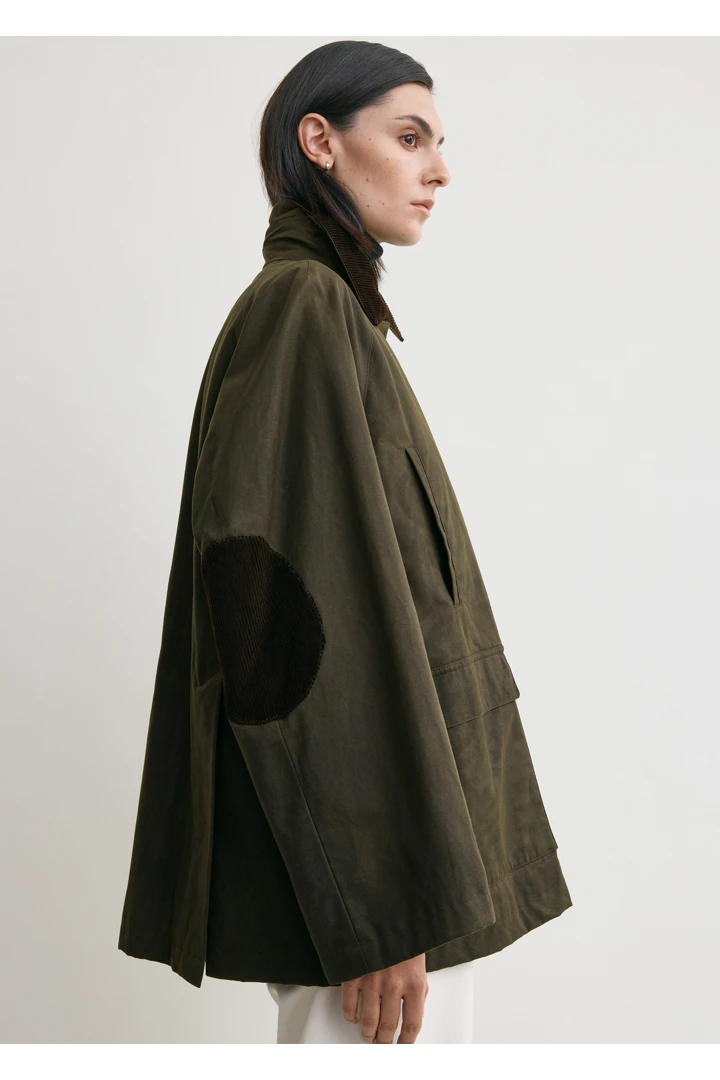 TOTEME 컨트리 재킷 포레스트의 포레스트컬러 4번쨰 이미지입니다.