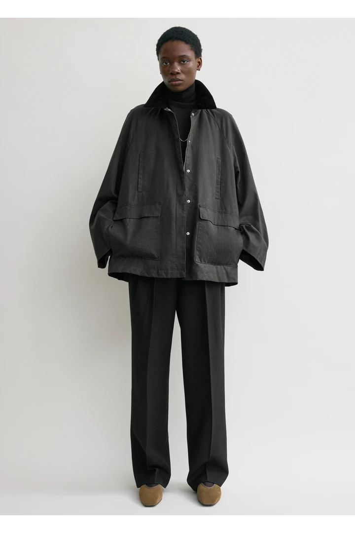 TOTEME 컨트리 재킷 워시드 블랙의 워시드 블랙컬러 1번쨰 이미지입니다.