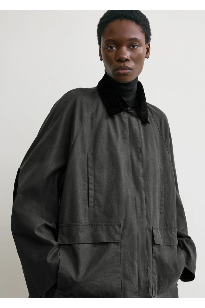 TOTEME 컨트리 재킷 워시드 블랙의 워시드 블랙컬러 3번쨰 이미지입니다.