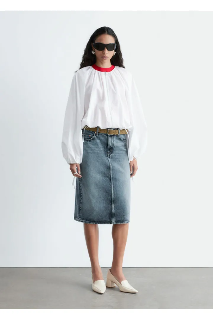 앤아더스토리즈 데님 미디 스커트의 더스티 블루컬러 ECOMLook입니다.