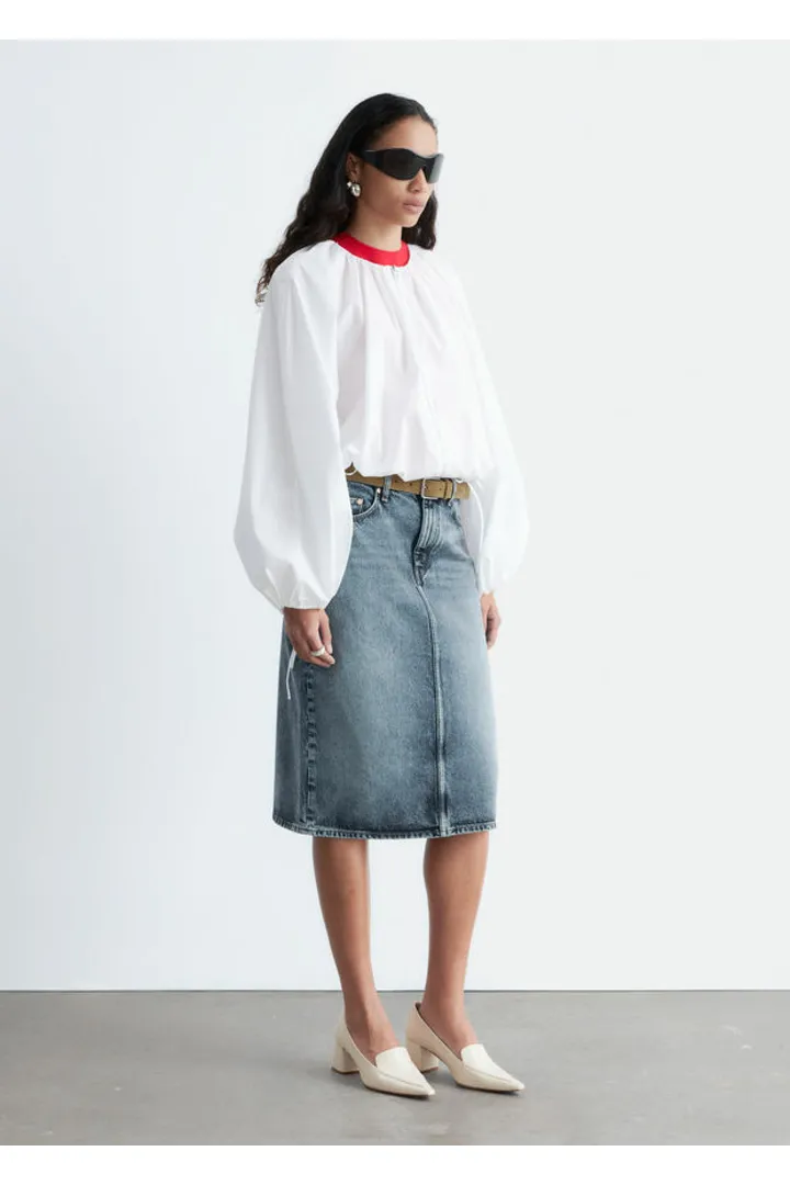 앤아더스토리즈 데님 미디 스커트의 더스티 블루컬러 ECOMLook입니다.