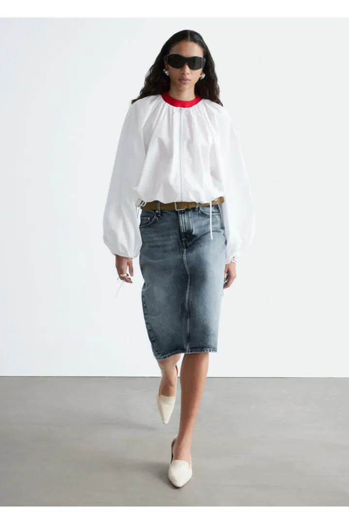 앤아더스토리즈 데님 미디 스커트의 더스티 블루컬러 ECOMLook입니다.