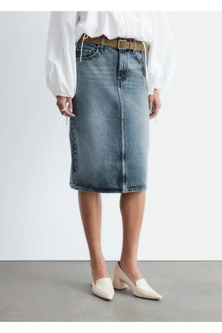 앤아더스토리즈 데님 미디 스커트의 더스티 블루컬러 ECOMLook입니다.