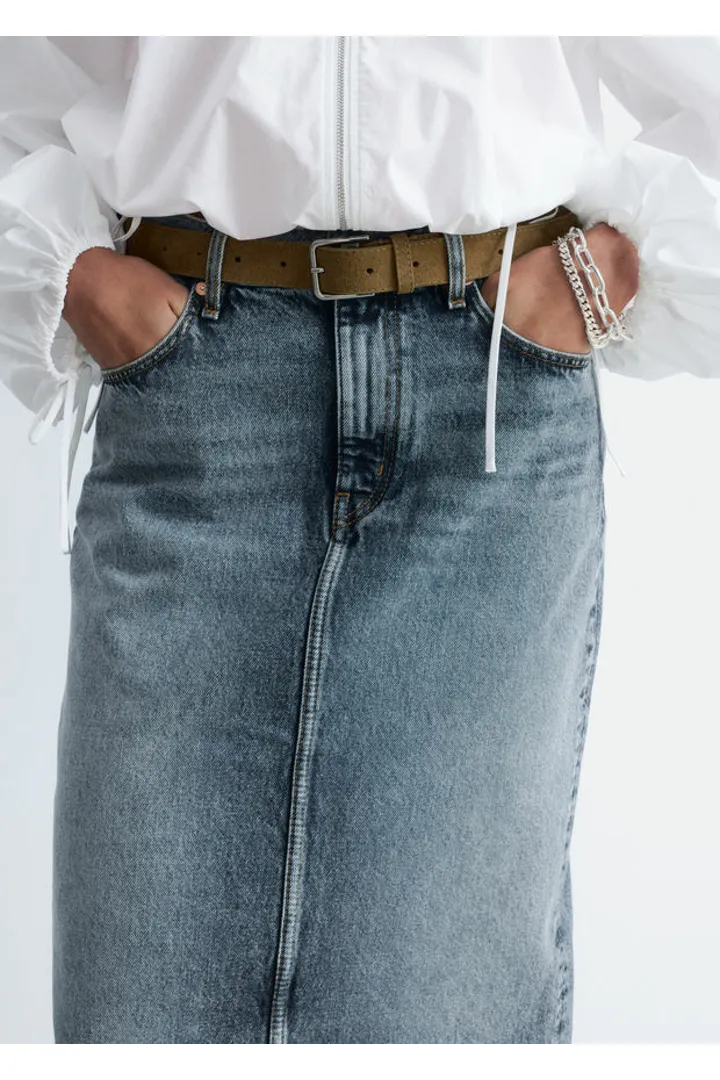 앤아더스토리즈 데님 미디 스커트의 더스티 블루컬러 ECOMLook입니다.