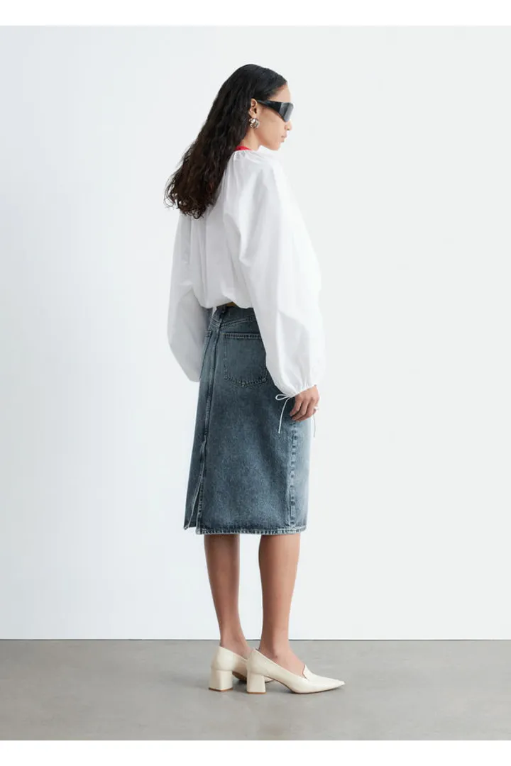 앤아더스토리즈 데님 미디 스커트의 더스티 블루컬러 ECOMLook입니다.
