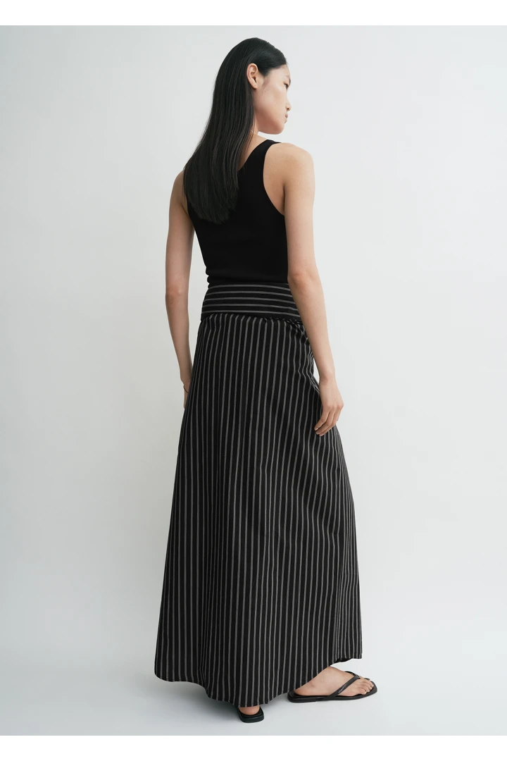 TOTEME 컴팩트 니트 탱크탑 블랙의 블랙컬러 2번쨰 이미지입니다.