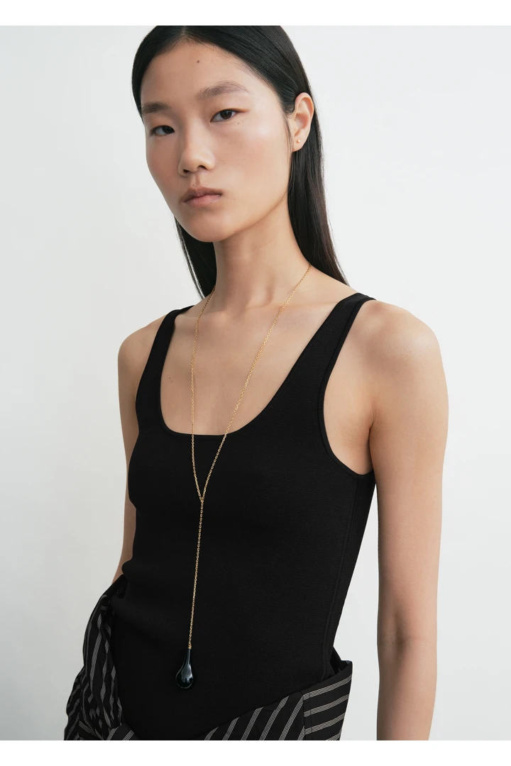 TOTEME 컴팩트 니트 탱크탑 블랙의 블랙컬러 3번쨰 이미지입니다.