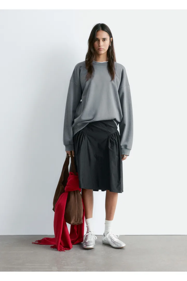 앤아더스토리즈 오버사이즈 본디드 스웻셔츠의 실버컬러 ECOMLook입니다.